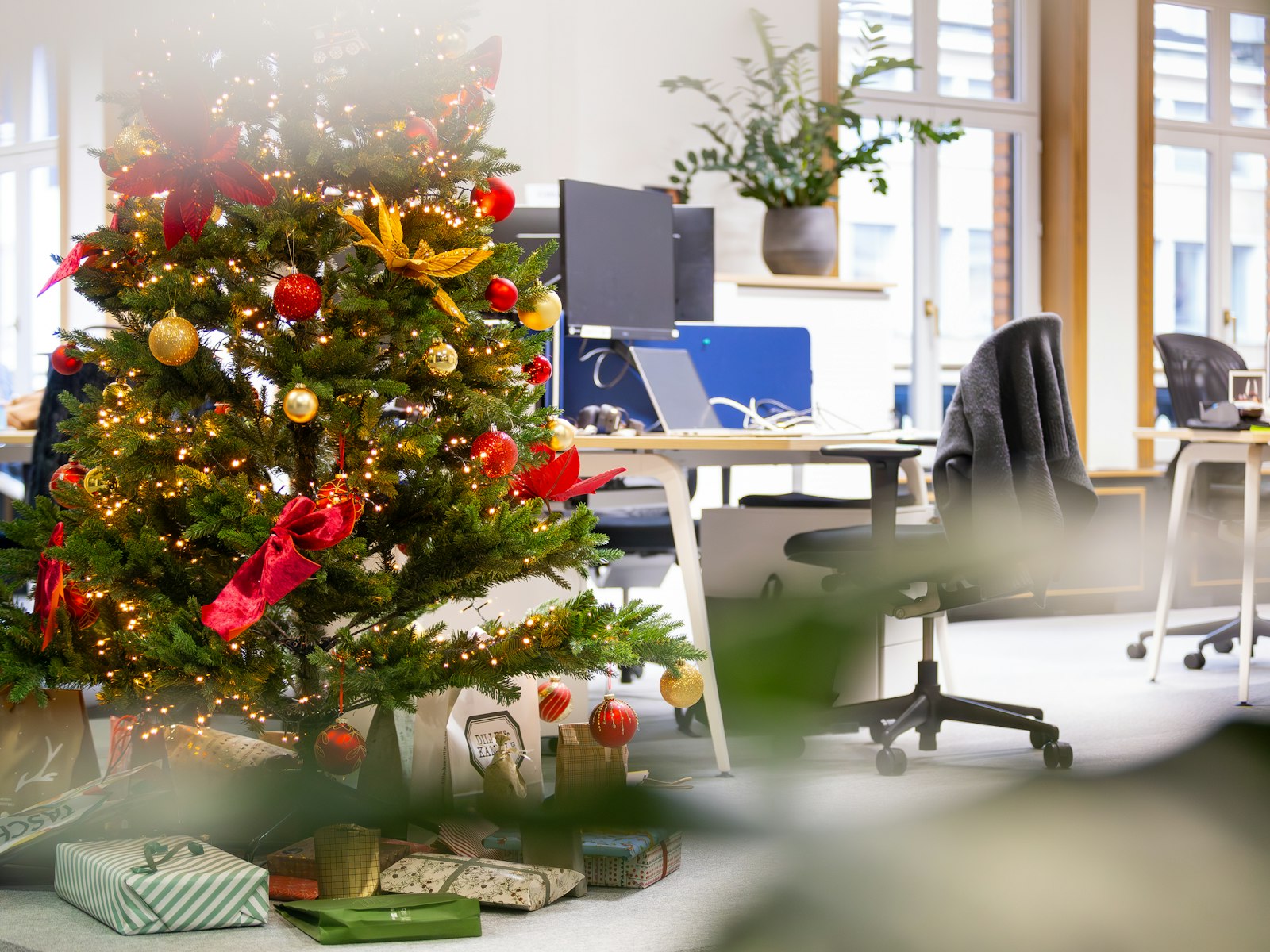 A decorated christmas tree in an office cubicle – Christmas office decor idea