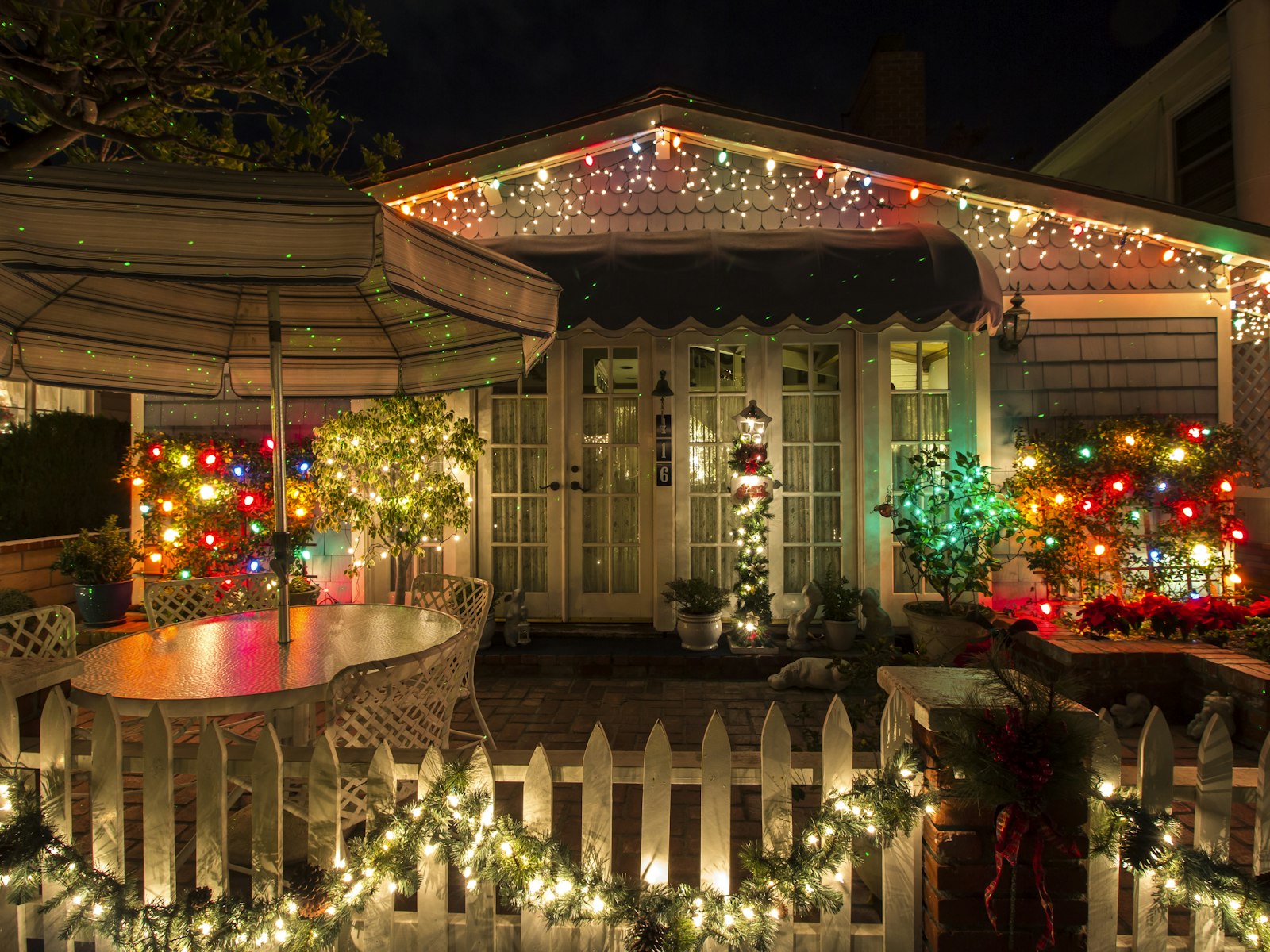 A house with christmas lights – Christmas outdoor decor idea