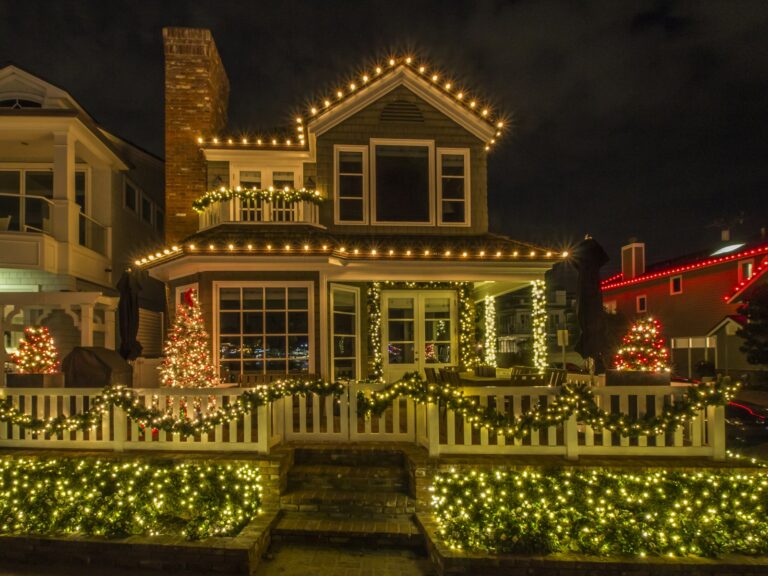 A house with christmas lights – Christmas outdoor decor idea