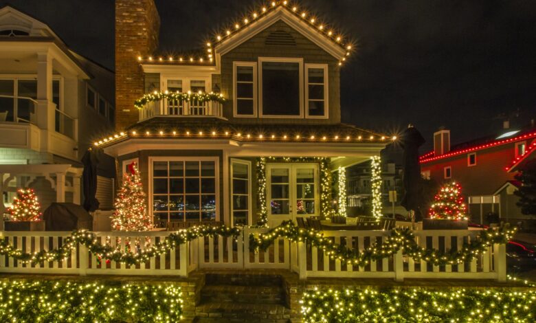 A house with christmas lights – Christmas outdoor decor idea