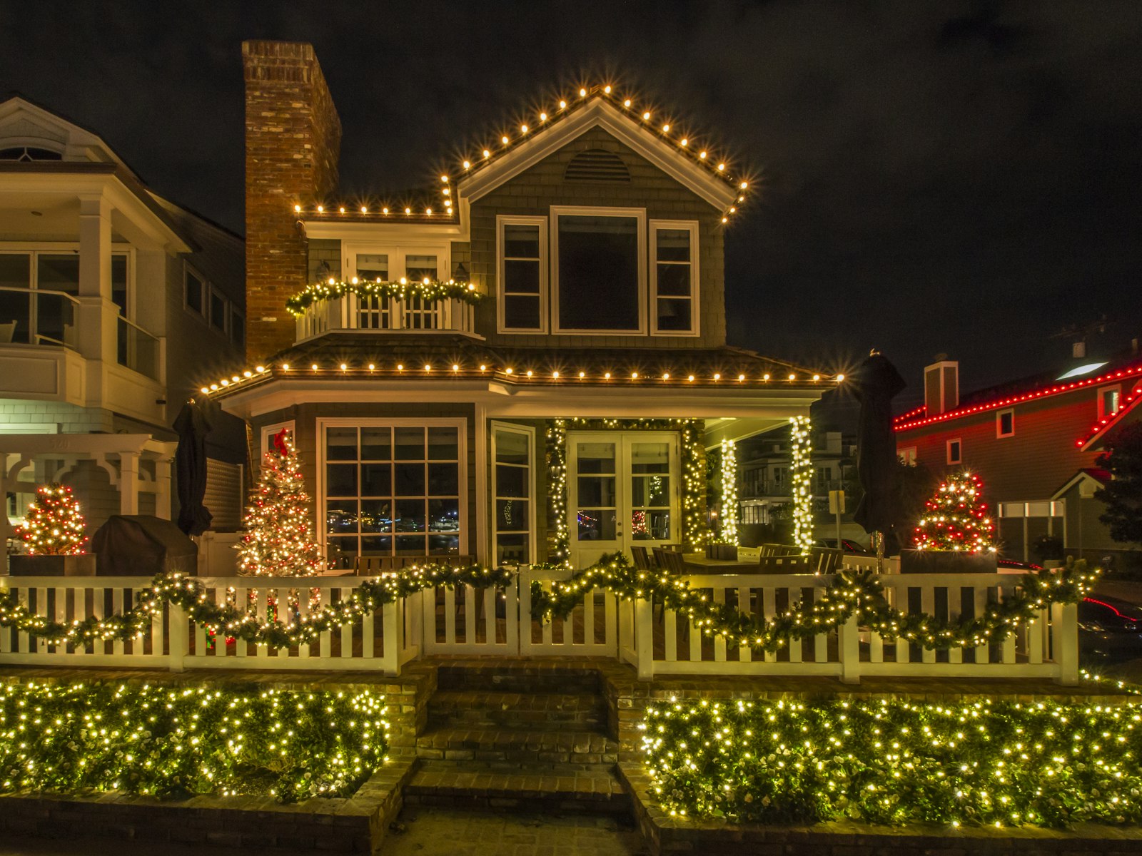 A house with christmas lights – Christmas outdoor decor idea